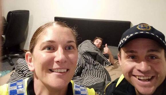 Selfie que tomaron los policías que llevaron a Reece a su casa. (Foto: Facebook)
