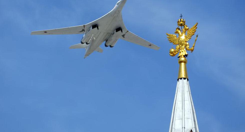 Un clásico TU-160 en vuelo por el 70 aniversario del Día de la Victoria. (Foto: Getty Images)