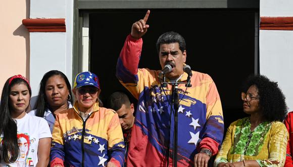 El presidente de Venezuela, Nicolás Maduro, se dirige a sus seguidores desde un balcón en el Palacio de Miraflores el 23 de enero de 2023. (Federico Parra / AFP).