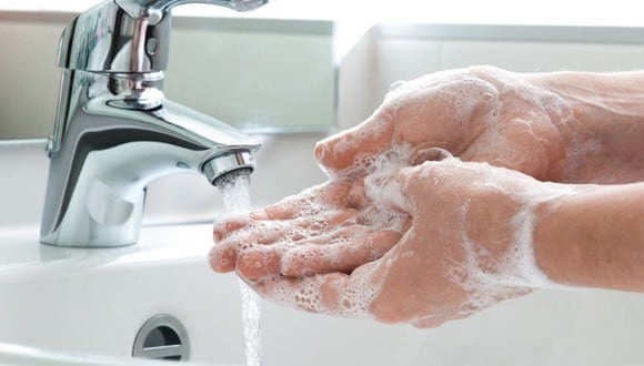 Lavarse las manos con agua y jabón ayuda a prevenir el contagio del coronavirus. (Difusión)