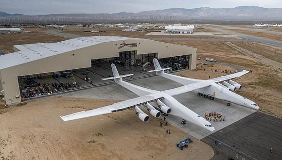 El mayor avión del mundo está compuesto por dos cabinas, unidas por su ala de 117 metros. (Foto: AFP)
