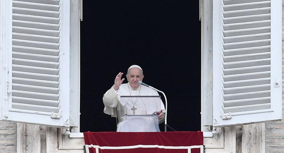 El papa Francisco pronuncia la oración dominical del Ángelus desde la ventana de su estudio con vista a la Plaza de San Pedro en el Vaticano el 26 de diciembre de 2021. (Filippo MONTEFORTE / AFP).