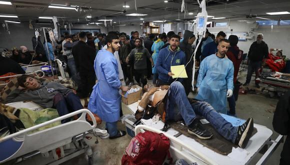 Los heridos reciben tratamiento en el hospital Al-Shifa de la ciudad de Gaza, tras un ataque israelí que, según el Ministerio de Salud de Gaza, mató al menos a 20 e hirió a más de 150 mientras esperaban ayuda humanitaria, el 25 de enero de 2024, en medio de batallas en curso. entre Israel y el movimiento palestino Hamás. (Foto de AFP)