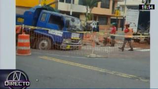 Sedapal realizaba trabajos en Chorillos y un camión suyo se hunde en forado [VIDEO]
