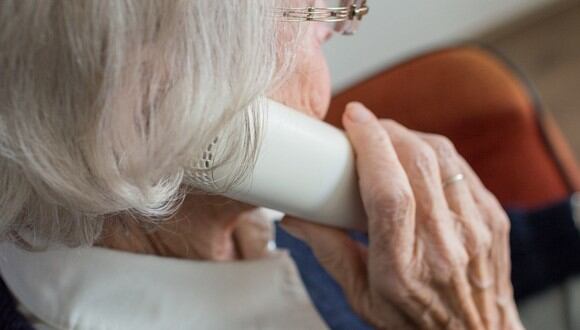 Una adulta mayor hablando por teléfono. (Imagen referencial: Pixabay)