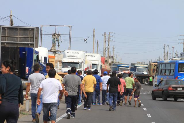 Paralización afectó gran parte de la Panamericana Norte. Un grupo de transportistas bloqueó la vía durante su protesta indefinida.