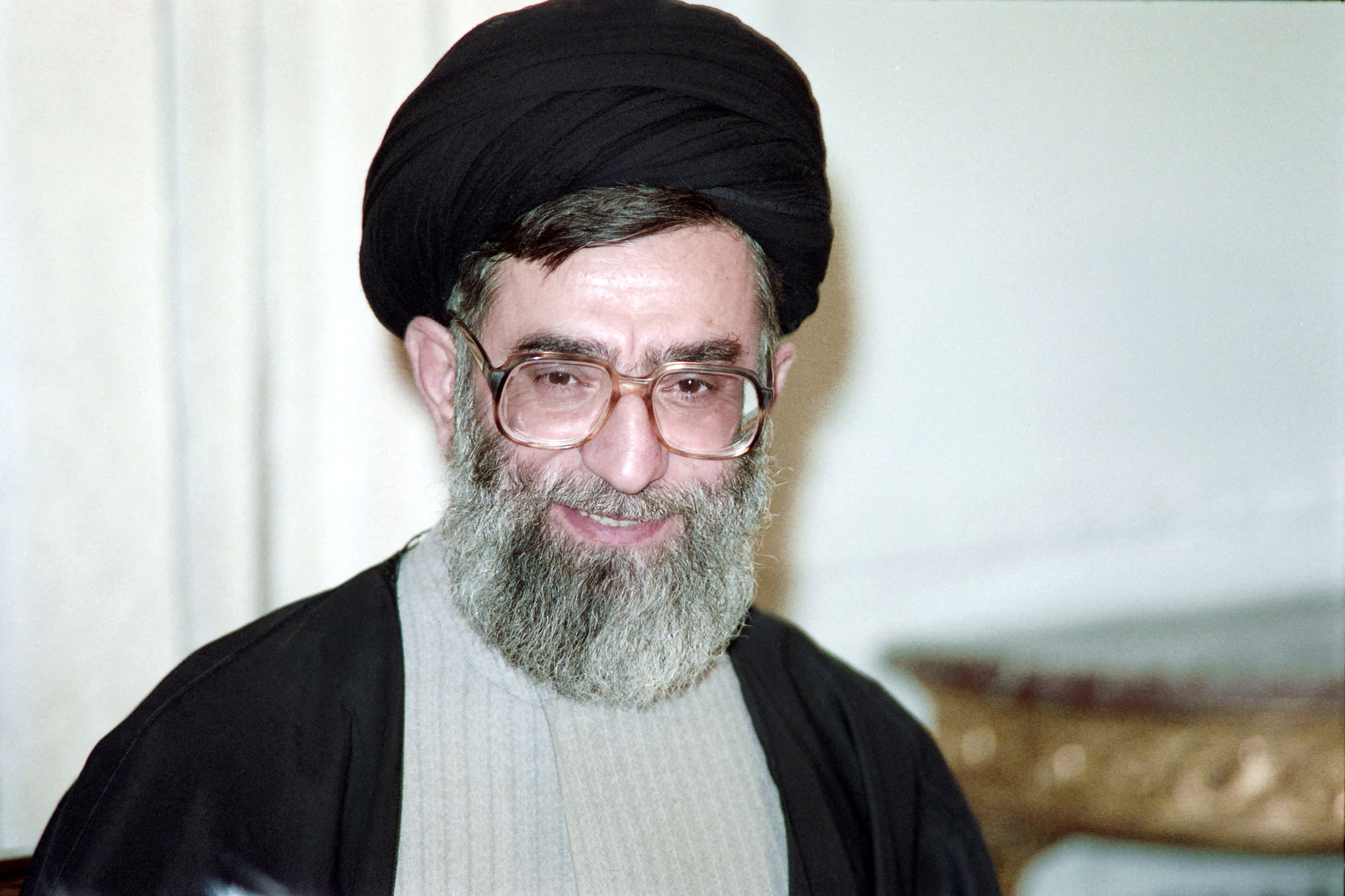 Fotografía tomada el 5 de febrero de 1989 en París que muestra al ayatola Alí Jamenei. (Foto de Derrick CEYRAC / AFP).