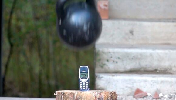 Esto fue lo que pasó cuando lanzaron una pesa de 24 Kg. encima de un Nokia 3310. El video se hizo tendencia en YouTube. (Foto: Timon se ha vuelto loco)