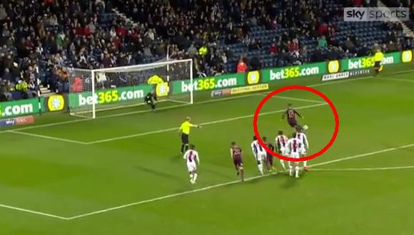 En el duelo entre West Bromwich Albion vs. Swansea, un jugador desperdició un penal por tratar de pica el balón. El video se volvió viral en YouTube. (Foto: Captura).
