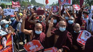 La junta militar de Myanmar aumenta la represión mientras siguen las protestas contra el golpe de Estado