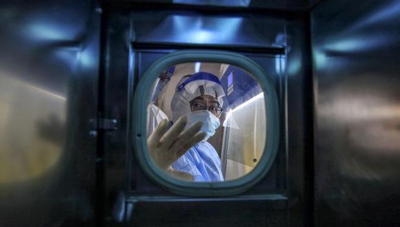 Personal médico de una sala de aislamiento en el Hospital de la Cruz Roja en Wuhan, en la provincia de Hubei. (Foto: AFP).