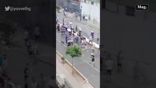 Hinchas de Alianza Lima se enfrentan a la afueras del estadio Matute