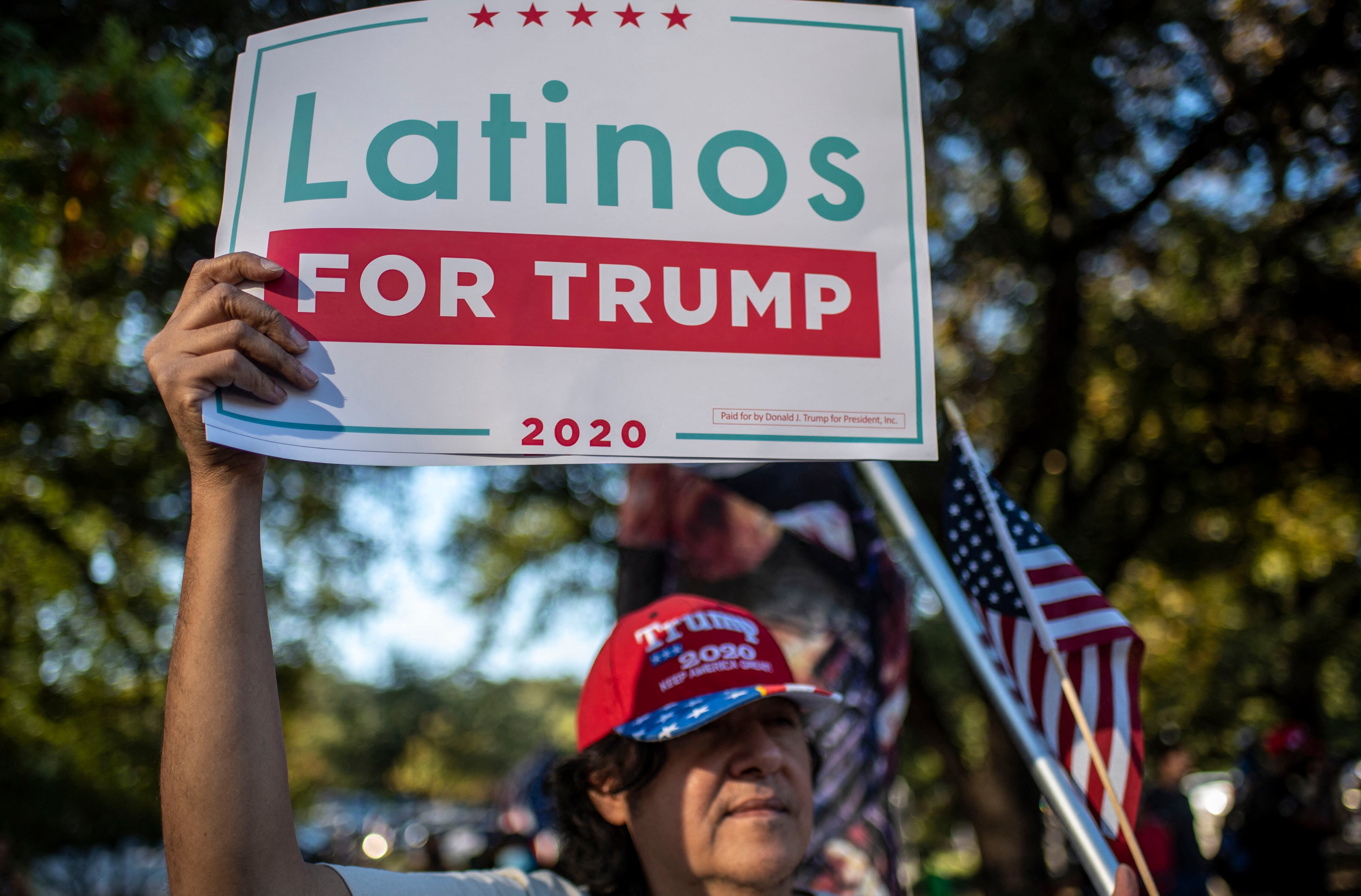 Un hombre sostiene un cartel de "Latinos por Trump" en una protesta después de que Joe Biden ganó las elecciones presidenciales de 2020 en Austin, Texas, el 7 de noviembre de 2020. (Foto:/ AFP)