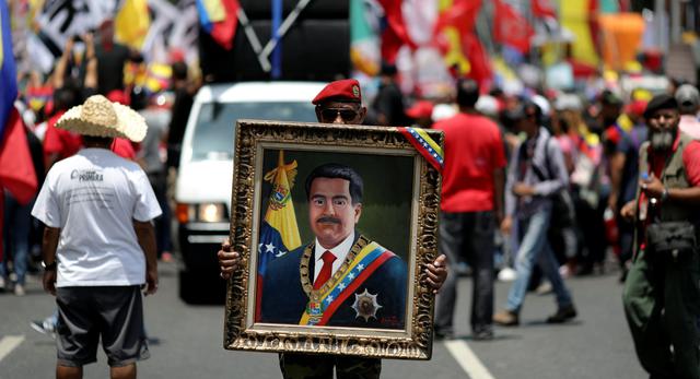 Manifestantes respaldan a Nicolás Maduro tras un año de su cuestionada reelección en Venezuela (Reuters).