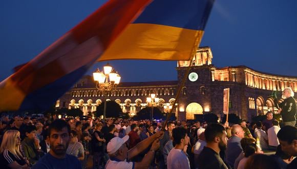Armenios asisten a una manifestación en Ereván el 21 de septiembre de 2023, tras las operaciones militares de Azerbaiyán contra las fuerzas separatistas armenias en Nagorno-Karabaj. (Foto: Karen MINASYAN / AFP)