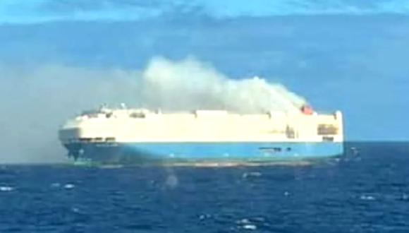 El barco de transporte de automóviles Felicity Ace, de 656 pies de largo, se incendió en el Atlántico Norte. (Twitter).