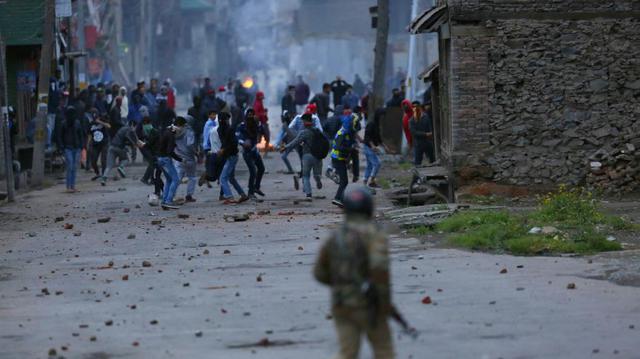 La Cachemira india vivió una jornada de protestas y arrestos, a pesar de las restricciones impuestas después de que este domingo 5 insurgentes y 5 civiles murieran y 50 personas resultaran heridas por la acción del Ejército. (Foto: AFP)