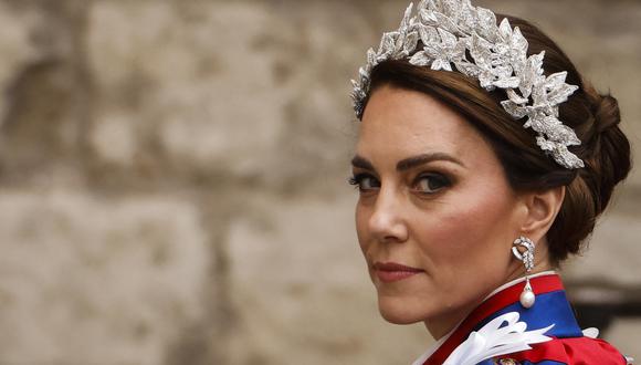 El protagonista del look de Kate era una diadema que hacía la función de tiara debido a su diseño de joyas tan delicado.