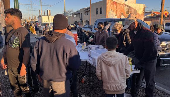 Decenas de inmigrantes llegan al albergue de la Iglesia del Sagrado Corazón para pedir por ayudas, el 20 de diciembre de 2022, en El Paso, EE. UU. (Foto de Octavio Guzmán / EFE)