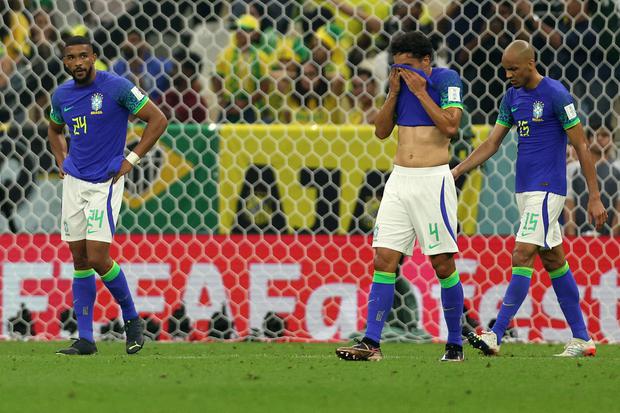 Brazil's teammates reacts following Cameroon's first goal scored by Cameroon's forward #10 Vincent Aboubakar during the Qatar 2022 World Cup Group G football match between Cameroon and Brazil at the Lusail Stadium in Lusail, north of Doha on December 2, 2022. (Photo by Adrian DENNIS / AFP)
