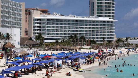 Turistas disfrutan de las playas en el Balneario de Cancún, en el estado de Quintana Roo, México. (EFE/Alonso Cupul/Archivo).