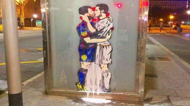 Un grafiti de Messi y Ronaldo besándose causa furor en España - 2