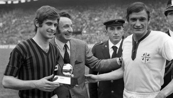 Así fue la entrega del Balón de Oro al italiano Gianni Rivera hace 50 años. Sin lujos, en la cancha previo a un duelo entre el Milan y el Cagliari. (Foto: "Gazzetta dello Sport").