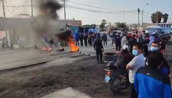 La vía bloqueada, paralela a la Panamericana Sur, amaneció hoy interrumpida por llantas quemadas y sacos. (Foto: GTV Pisco)