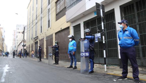 Personal de serenazgo permanece en el lugar para evitar que los informales regresen | Foto: Municipalidad de Lima