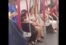 Mujer hace pataleta en tren porque su celular se quedó sin batería | VIDEO