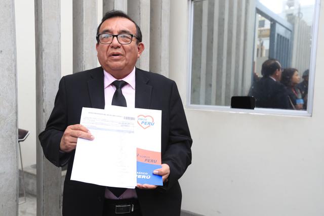 Ubaldo Pizarro, personero de Somos Perú, fue el primero en acudir esta mañana a oficializar la candidatura ante el JEE Lima Centro. (Foto: Rolly Reyna / GEC)