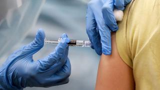 COVID-19: ¿en qué casos es necesaria una evaluación médica antes de vacunarse?