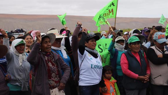 Conocida la decisión del Consejo de Minería, un grupo de pobladores se reunió para protestar. (Foto: Zenaida Condori)