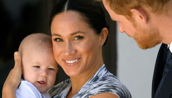 El príncipe Harry y su esposa Meghan son vistos sosteniendo a su hijo Archie en Ciudad del Cabo, Sudáfrica, el 25 de setiembre de 2019. (REUTERS/Toby Melville).