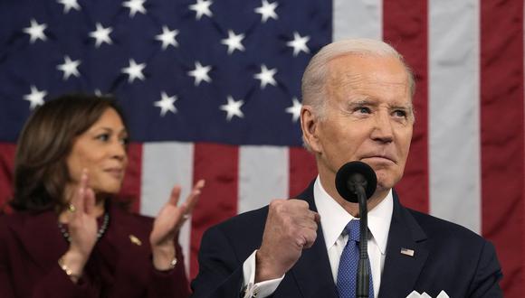 La vicepresidenta Kamala Harris aplaude mientras el presidente de EE. UU., Joe Biden, pronuncia el discurso sobre el estado de la Unión en el Capitolio de EE. UU. en Washington, DC, el 7 de febrero de 2023. (Foto de Jacquelyn Martin / POOL / AFP)