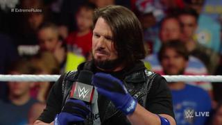 WWE: AJ Styles le estampó una silla en la cara a Roman Reigns