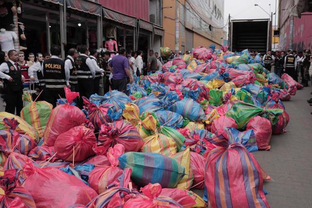Alrededor de 600 costales con prendas de vestir falsificadas fueron incautadas esta mañana. (Foto: Municipalidad de La Victoria)