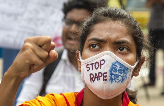 Un estudiante grita durante una protesta contra las violaciones y agresiones sexuales a mujeres en Dacca, Bangladesh (EFE/MONIRUL ALAM).