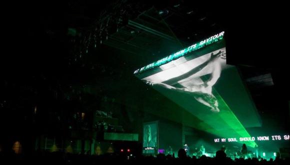 Una imagen de Jesús gigantesca sobre el escenario deja ver que no se trata de un concierto común y corriente. (Foto: HOLLY HONDERICH).