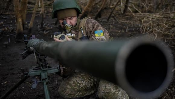 Soldados de la 68 Brigada de Infantería Independiente Jager 'Oleksa Dovbush' ponen a punto un lanzacohetes antitanque SPG, este domingo en la región de Donetsk (Ucrania). EFE/ Oleg Petrasyuk