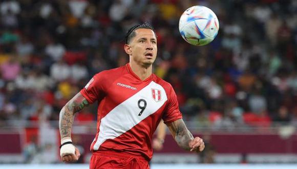 El delantero de la selección peruana aún no tiene claro cuál es su futuro, sin embargo, hay clubes interesados en él. (Foto: AFP)