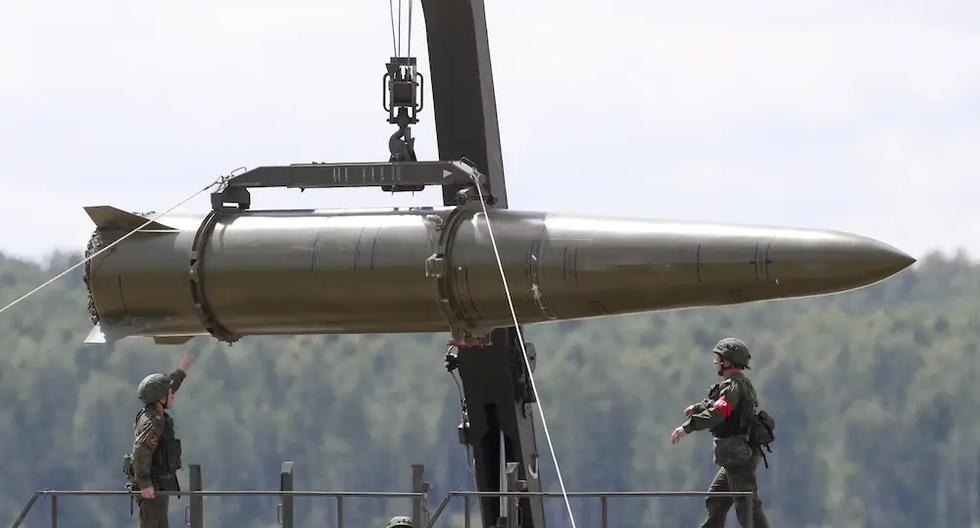 Soldados rusos equipan un sistema de misiles tácticos Iskander en el foro militar-técnico internacional Army-2015 en Kubinka, en las afueras de Moscú, Rusia, el 17 de junio de 2015. (Reuters).