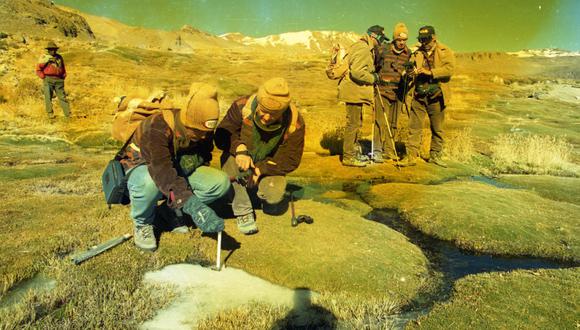 Con equipos especializados los miembros de la expedición corroboran la posición exacta del origen del inmenso río sudamericano. (Foto: GEC Archivo Histórico)