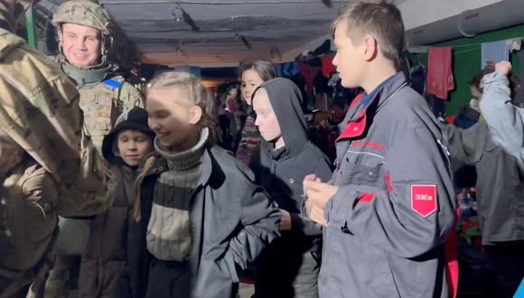 Fotografía de hoy que muestra a los niños encontrando refugio en Mariúpol, Ucrania. REUTERS