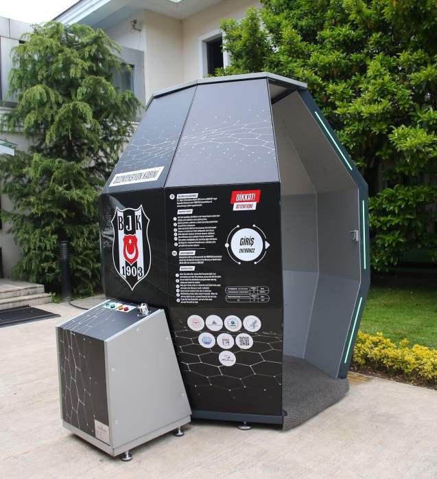 La cabina de desinfección automática instalada en el ingreso del club turco. (Foto: @Besiktas)