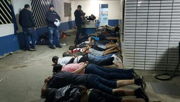 Entre las docenas de detenidos por la policía se incluye a un peruano. Las autoridades irrumpieron en el lugar donde se realizaban las peleas y se seguía un “macabro ritual” de servir carne de perro asada a los espectadores. (AFP)