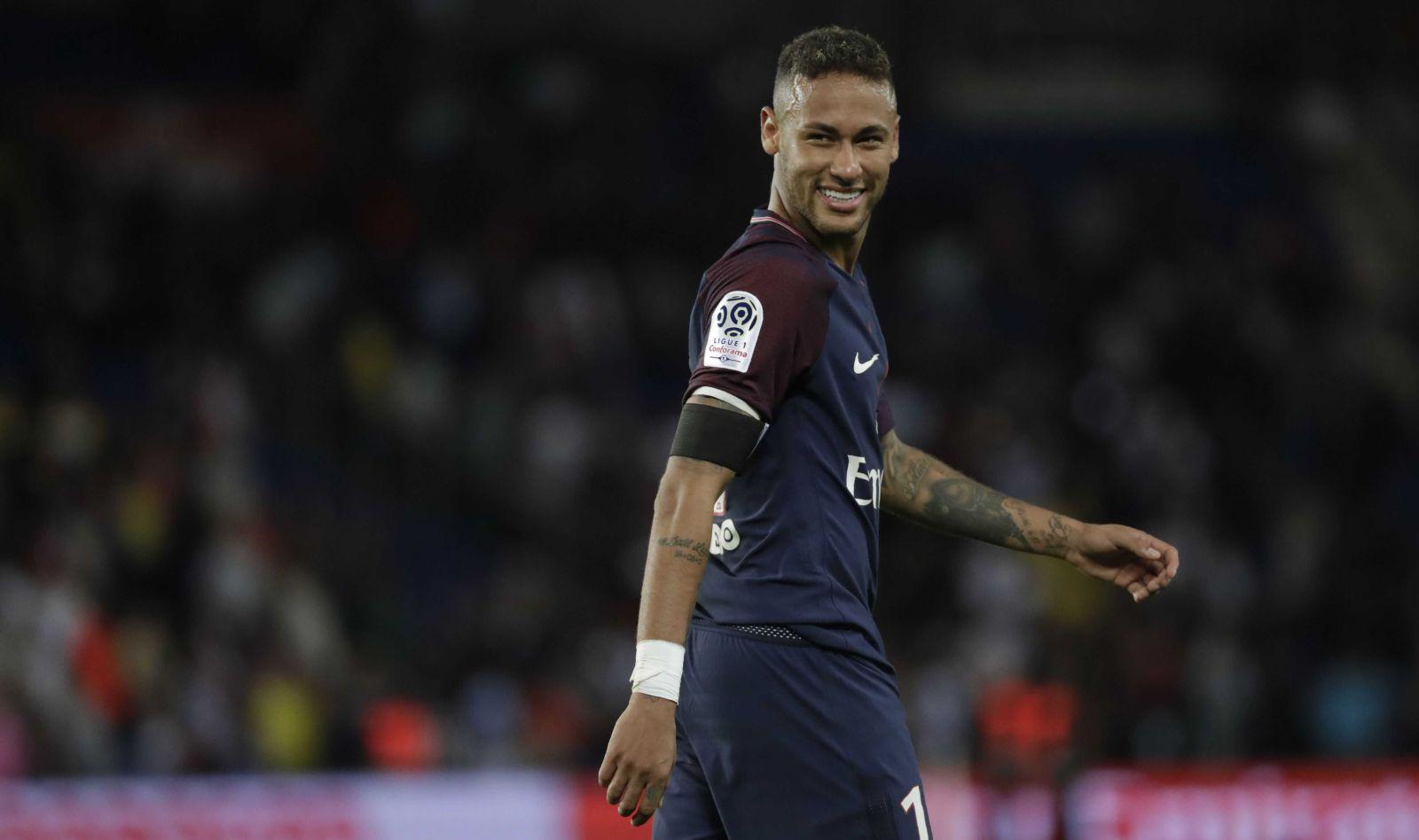En poco más de cuatro meses, Neymar cumplirá 26 años; ya no es un garoto. Puede que un día, cuando se jubilen Cristiano y Messi, herede el trono. Hoy, está lejos. (Foto: AFP)
