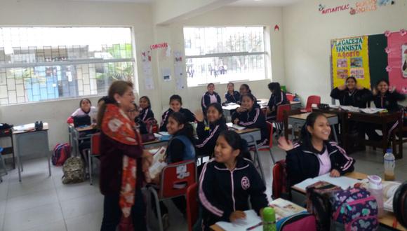 El escenario fue el mismo en el colegio Teresa Gonzáles de Fanning, en Jesús María. Las alumnas reiniciaron sus clases al igual que otros colegios de Lima. (Foto: Yasmín Rosas / El Comercio)