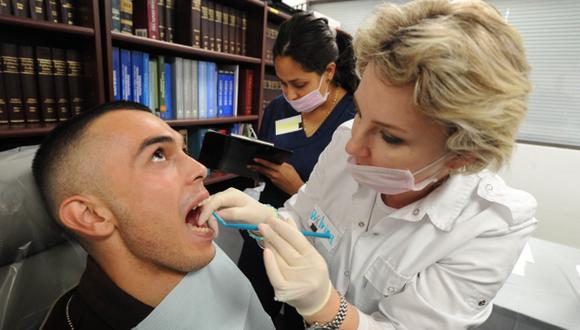 Los padres de familia deben preocuparse en que los niños regresen al colegio con una buena salud oral. Se debe visitar al dentista un par de veces al año. (Foto: AFP)