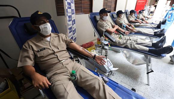 Un equipo de médicos de dicha institución llegó a la Escuela Naval de la Marina de Guerra del Perú en el Callao para recolectar unidades de sangre para pacientes en estado crítico y que requieren de transfusiones sanguíneas. (Foto EsSalud)